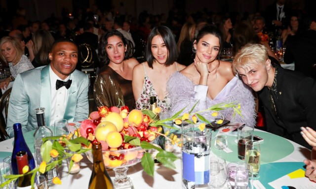 SATT SAMMEN: Kendall Jenner og Anwar Hadid (t.h.) satt side om side ved et av bordene på en motefest i sommer, og skal ha utvekslet hete kyss samme kveld. Foto: NTB scanpix SATT SAMMEN: Kendall Jenner og Anwar Hadid (t.h.) satt side om side ved et av bordene på en motefest i sommer, og skal ha utvekslet hete kyss samme kveld. Foto: NTB scanpix